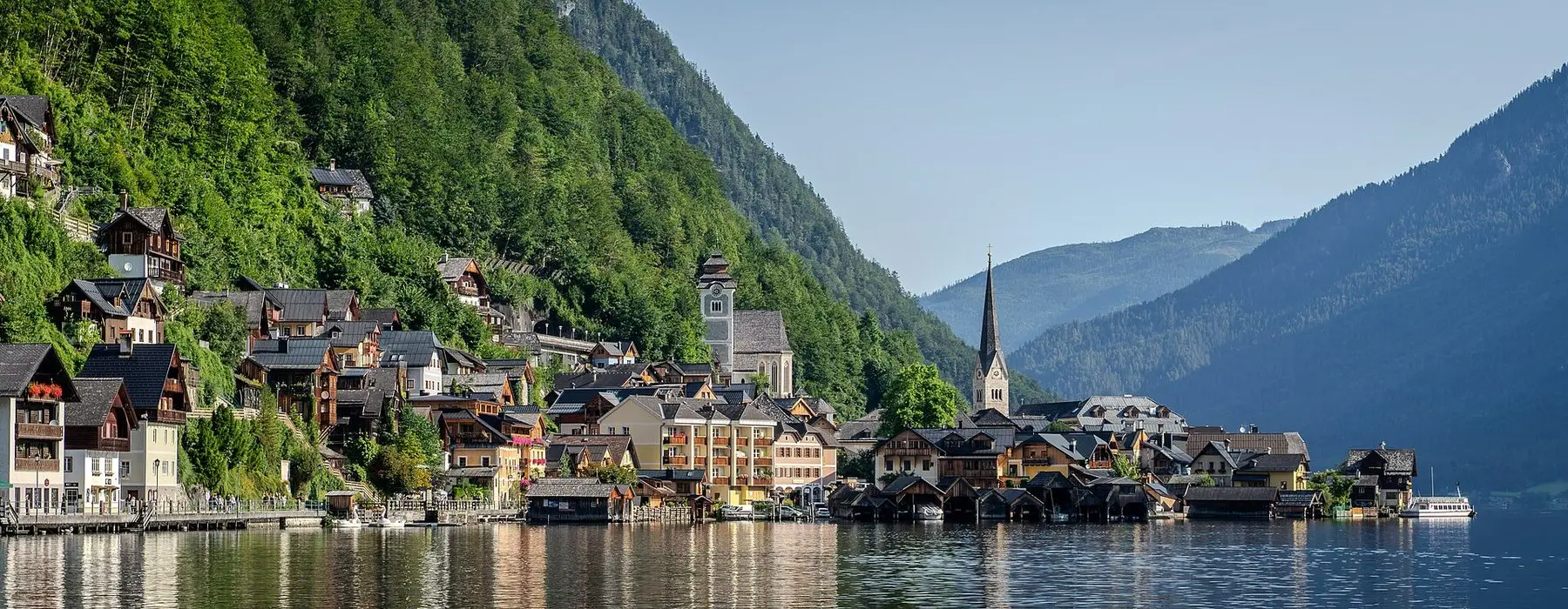 El pueblo de Hallstatt a orillas del lago con montañas detrás
