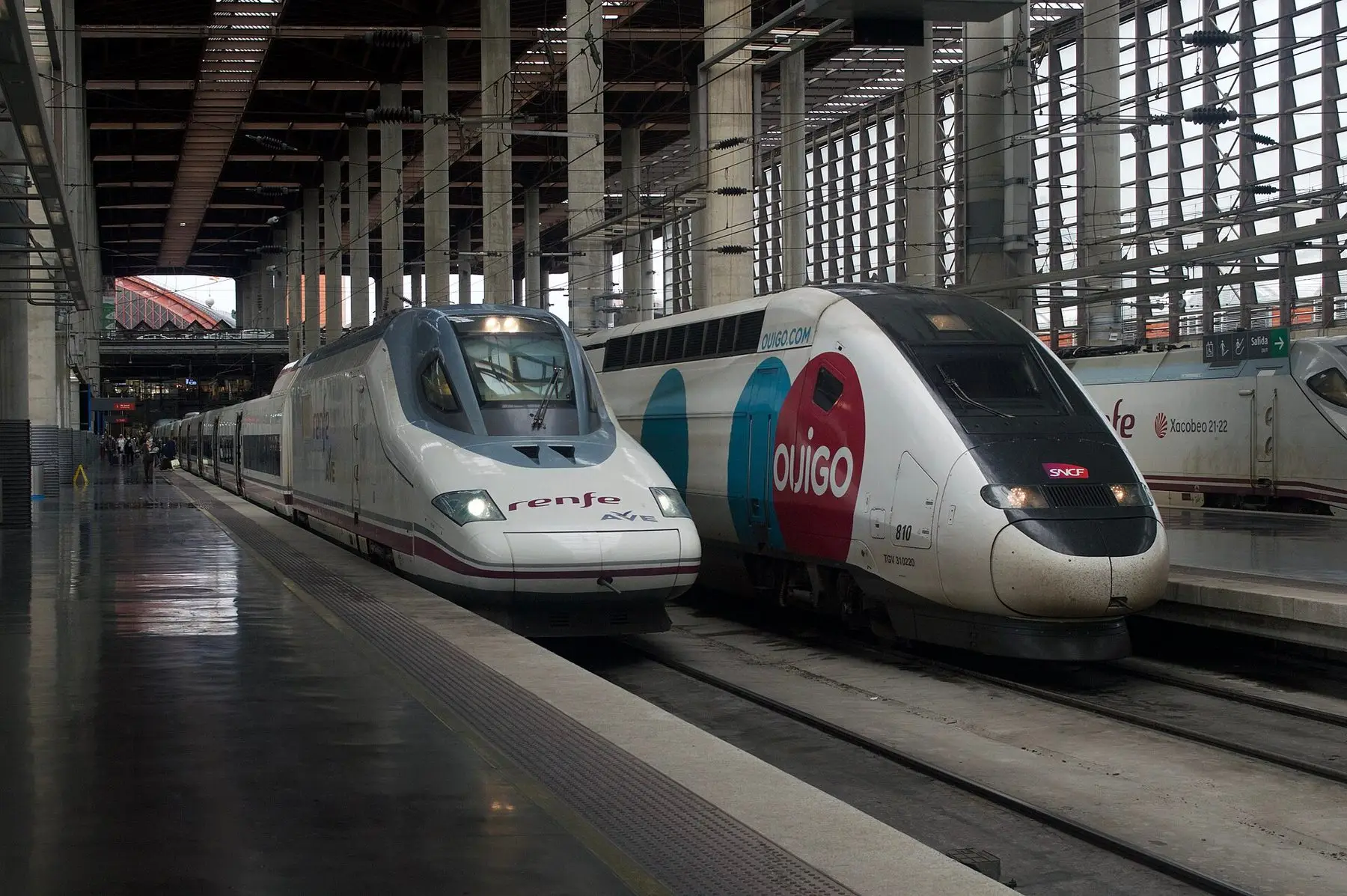 Un treno AVE ad alta velocità sul binario della stazione di Barcelona Sants