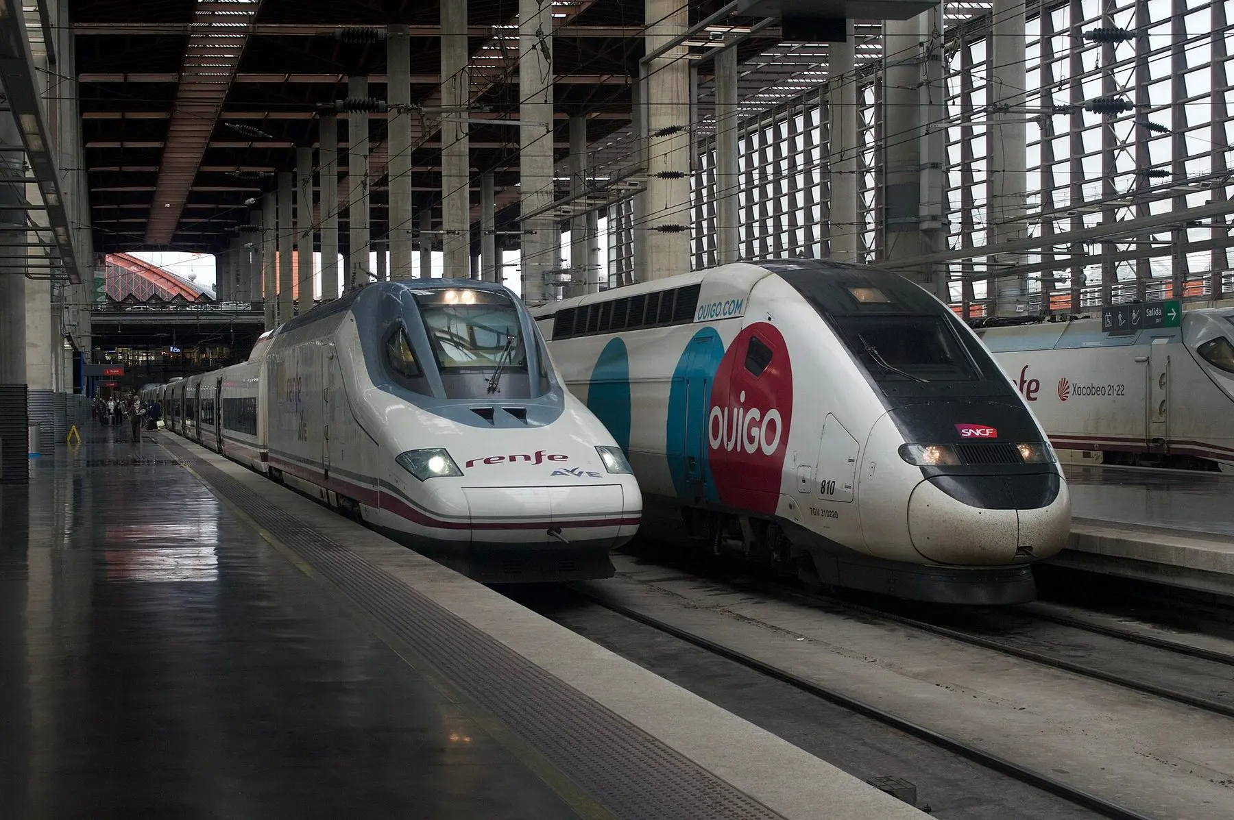 Un treno AVE ad alta velocità sul binario della stazione di Barcelona Sants