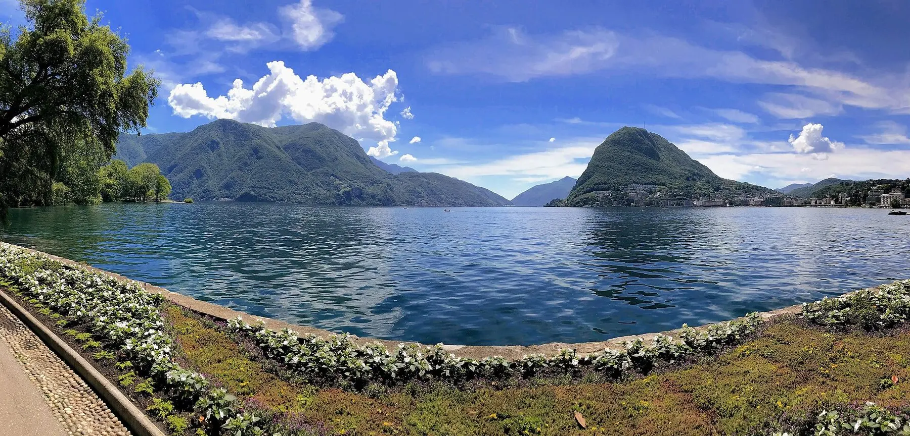 Le bateau du Gotthard Panorama Express traversant le lac des Quatre-Cantons vers les Alpes