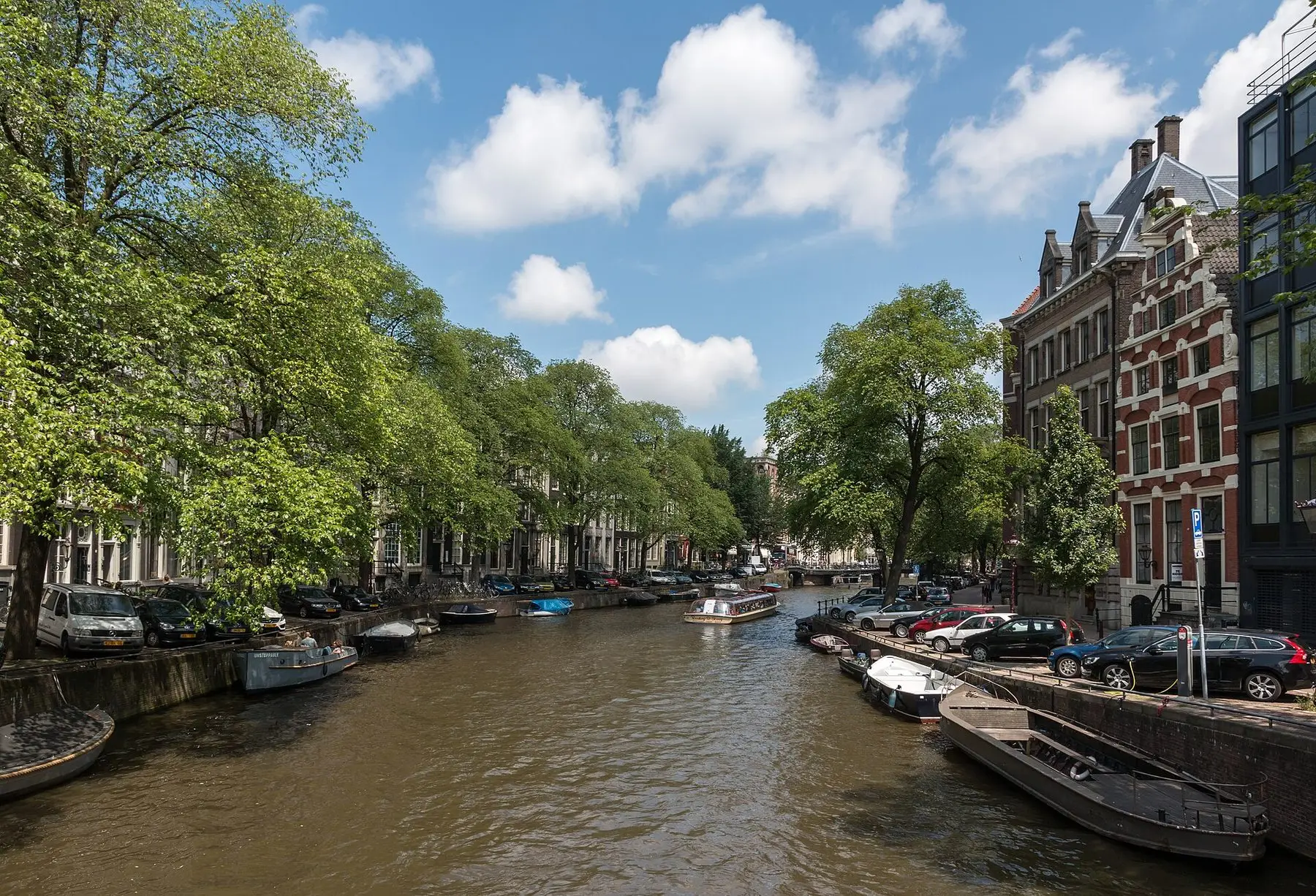 Un treno ad alta velocità in arrivo ad Amsterdam Centraal accanto al canale