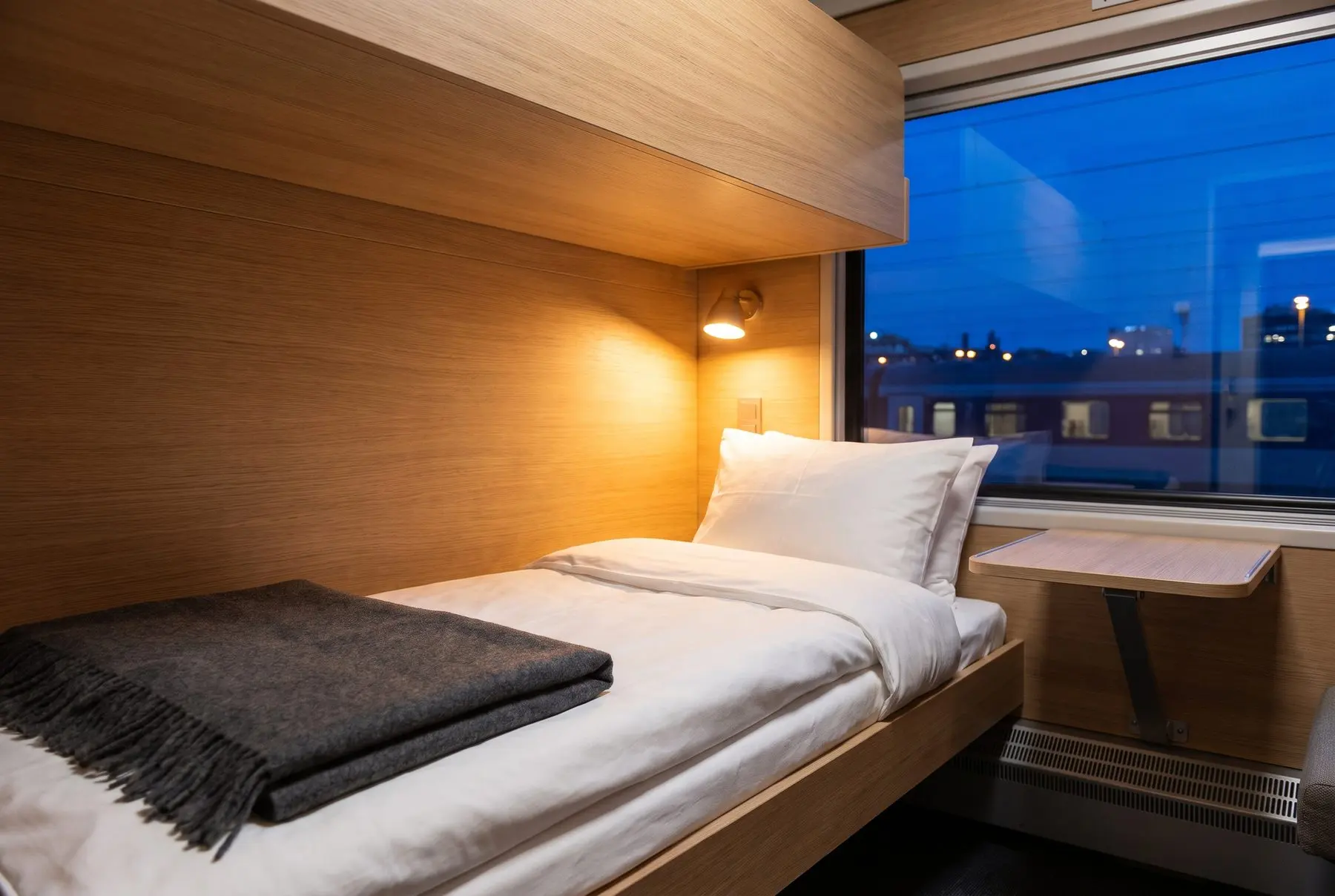Une couchette préparée à l'intérieur d'un compartiment de train de nuit