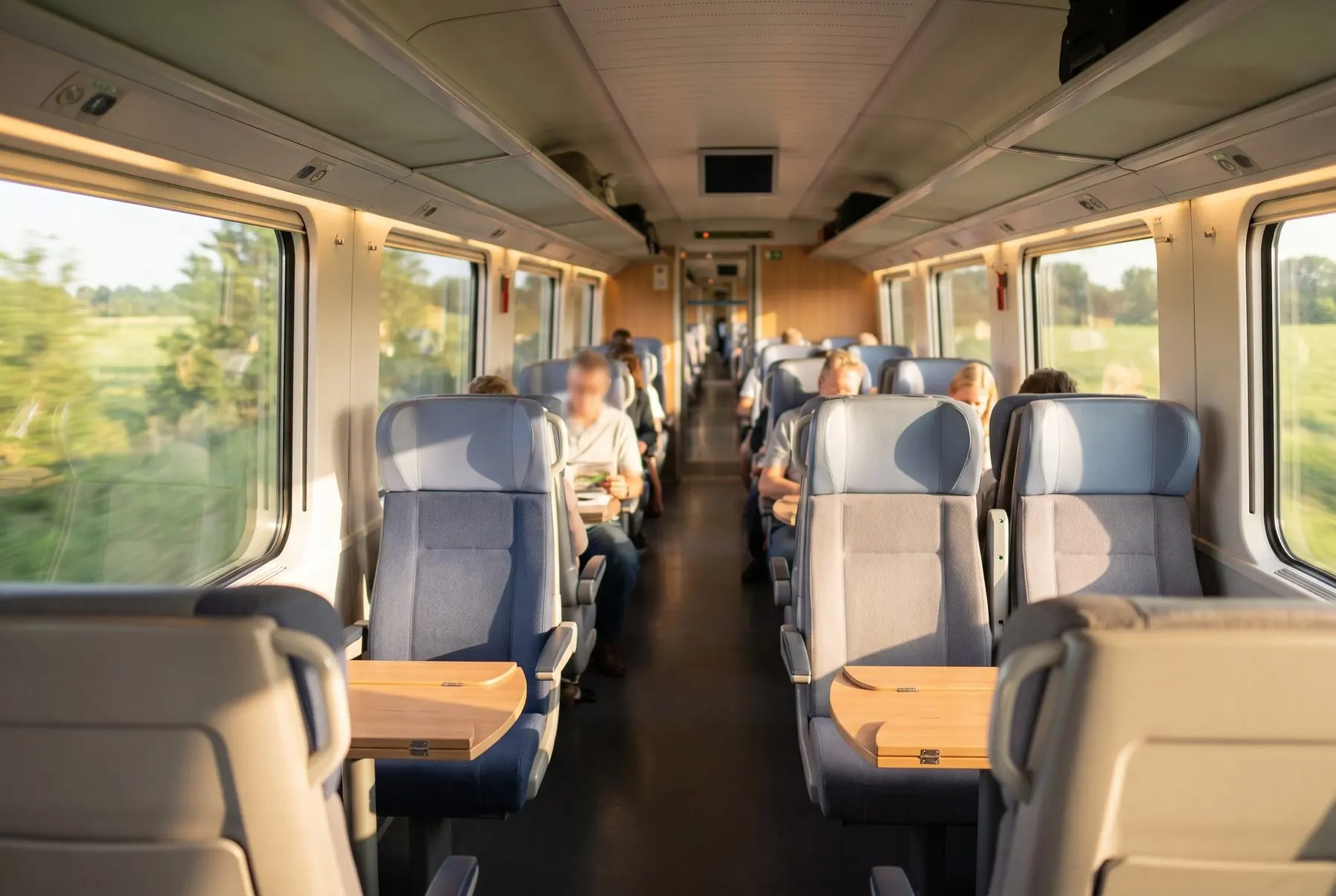 Un pass ferroviaire et un billet papier posés sur la tablette d'un train près de la fenêtre
